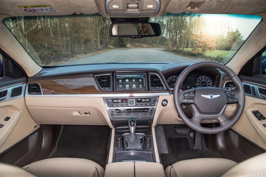  Hyundai Genesis Executive Saloon 2015 года  (фото 8 из 13)
